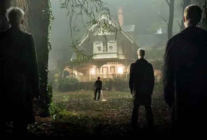 No filme, um professor resolve investigar essas datas e percebe que existe uma relação com grandes tragédias, algumas das quais já ocorreram e outras que ainda estão por vir.