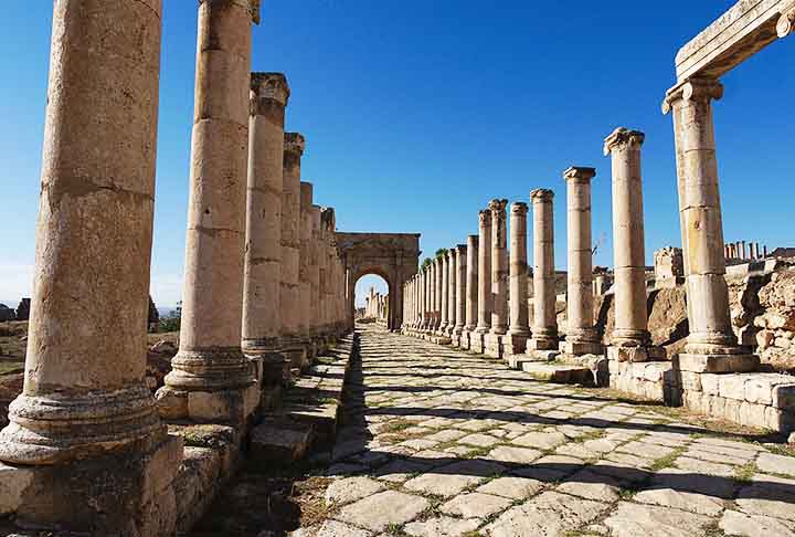 No segmento de serviços está incluído o setor de turismo, que é pulsante no país - um dos mais relevantes do planeta em termos de história. Cidades como Roma, Veneza e Florença recebem multidões. E o país, como um todo, tem atrações que se destacam nos roteiros de viagem. 