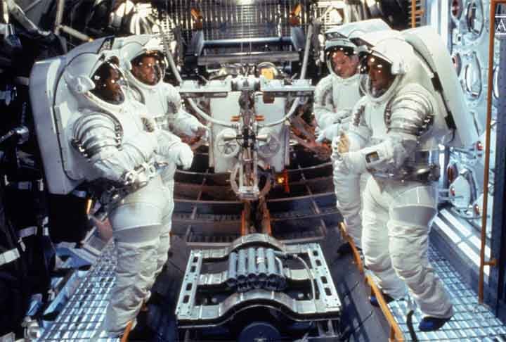 O governo dos EUA envia astronautas em uma missão para destruir o cometa antes que ele atinja a Terra. Enquanto isso, a sociedade se prepara para o pior. O governo seleciona um grupo de pessoas para se refugiar em bunkers subterrâneos, enquanto outras lidam com o inevitável impacto de maneiras diferentes.