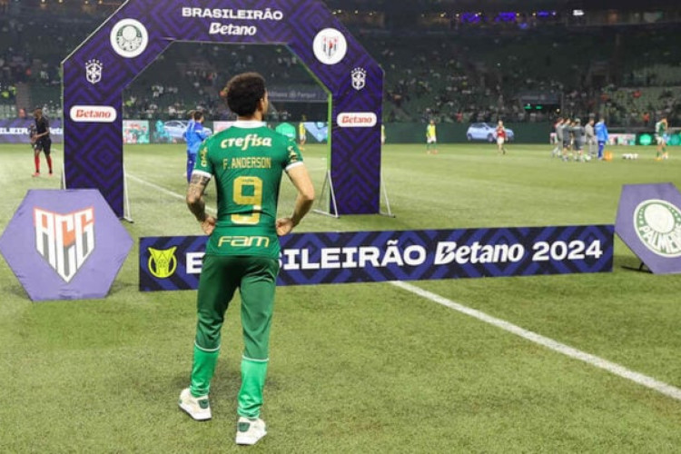 Ponta esquerda, direita, pelo meio de campo e de falso 9, jogador poderá ser bastante útil para o time comandado por Abel Ferreira. 