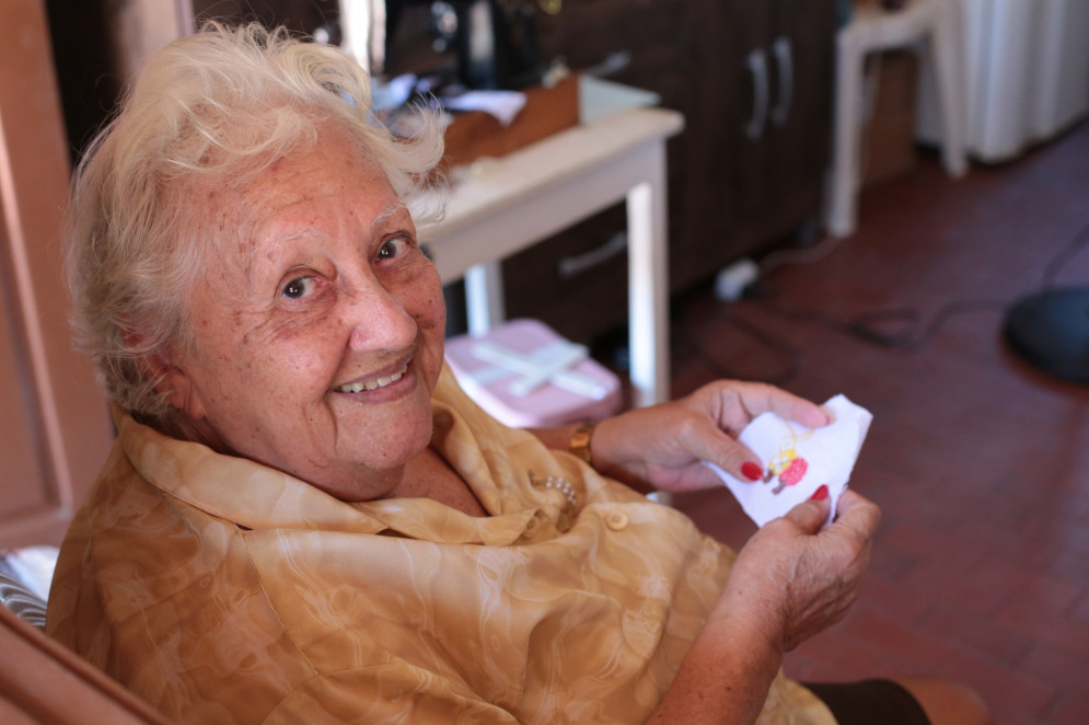 Simone Carvalho, 81, bordadeira, mora na Casa São Vicente(Foto: FÁBIO LIMA)