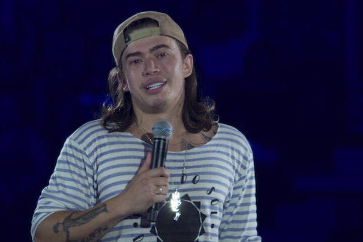 Whindersson também é um fenômeno da comédia estilo stand-up e já lançou vários especiais, incluindo Whindersson Nunes: Adulto (2019) e É de Mim Mesmo (2022) e o mais recente, “Isso Não É Um Culto” (2023).