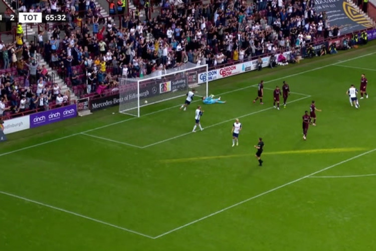 Mikey Moore marca primeiro gol como profissional pelo Tottenham