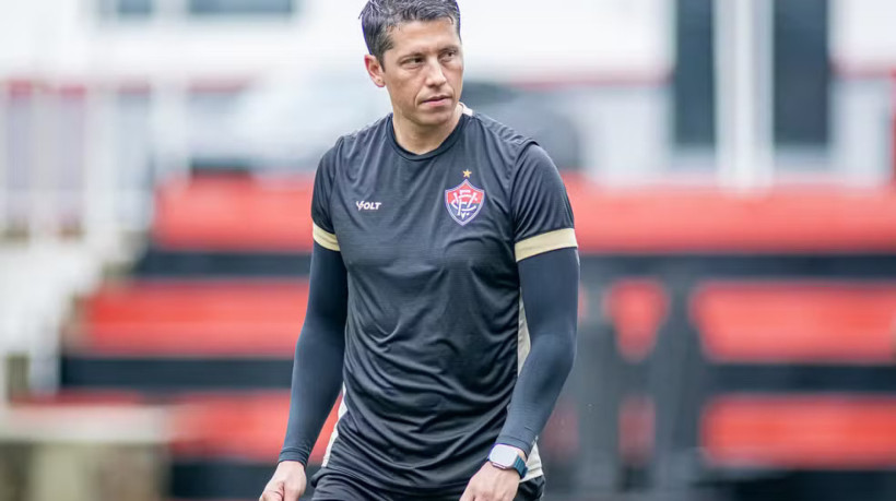 Thiago Carpini em treino do EC Vitória