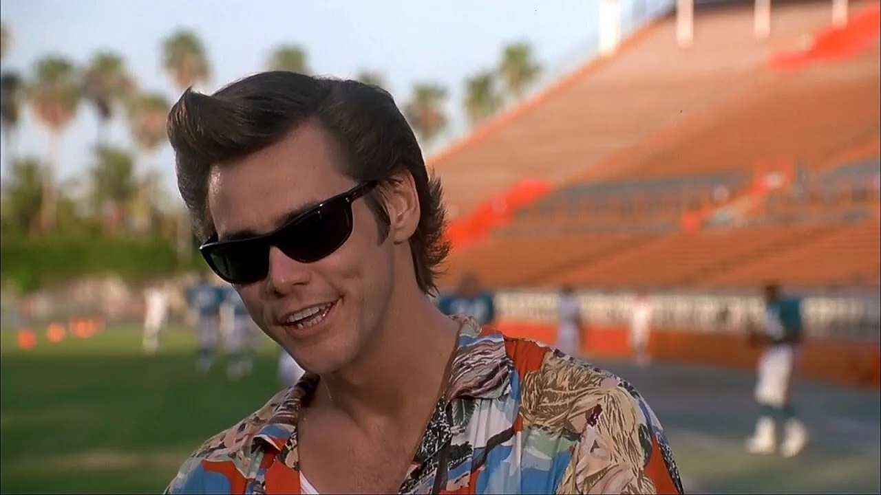 Em 1994, Jim Carrey estrelou a comédia Ace Ventura - Um Detetive Diferente. Ele era o detetive trapalhão que tinha que recuperar o golfinho mascote do time de futebol americano Miami Dolphins. 