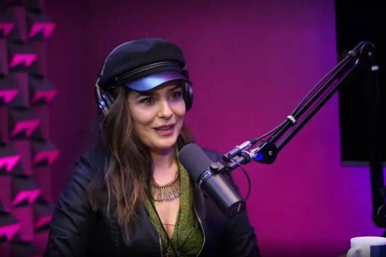 No inicio de setembro, a atriz falou publicamente do assunto pela primeira vez no podcast “Papagaio Falante”.