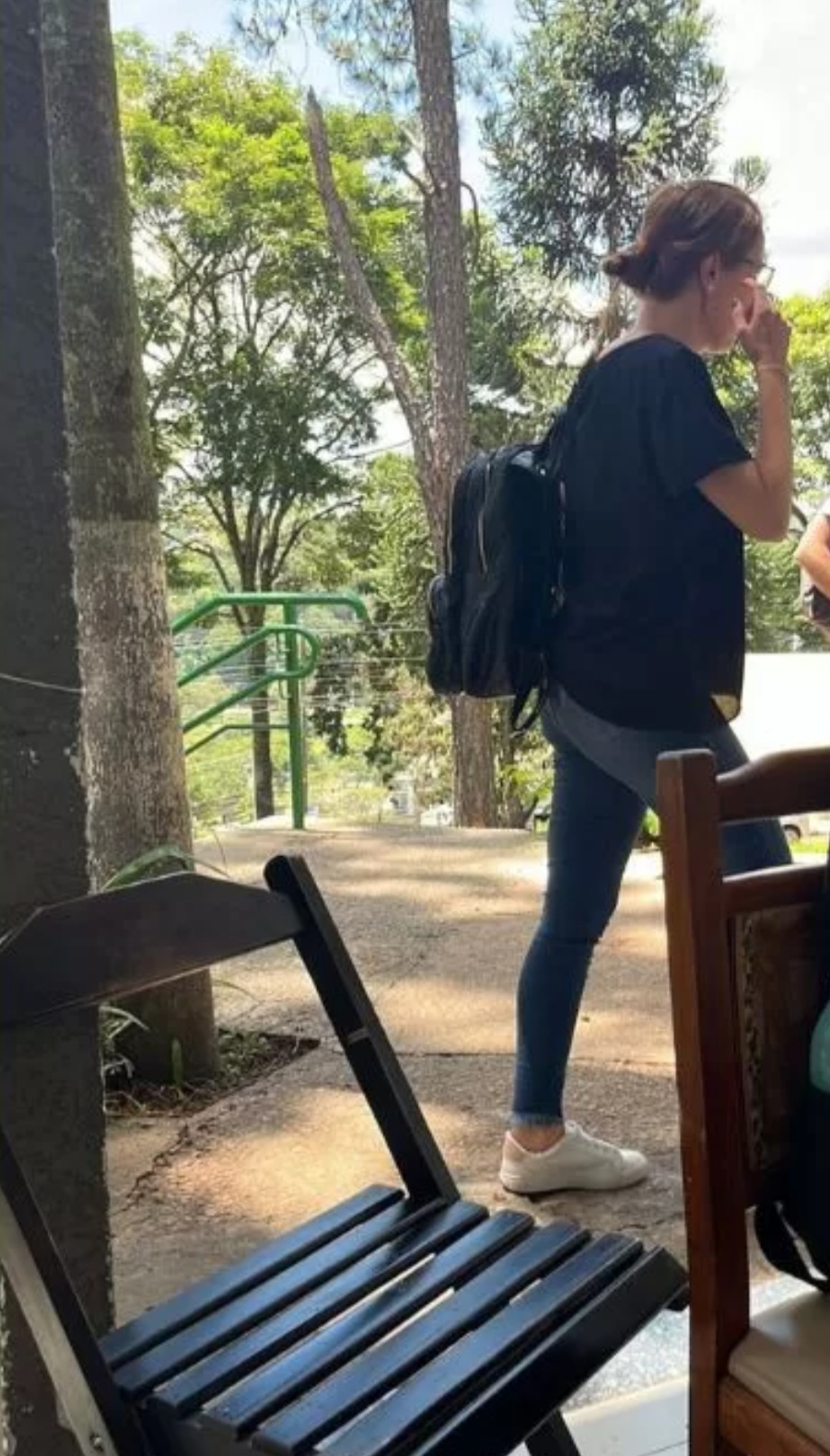 Para tentar descolar a imagem de criminosa, Suzane trocou de identidade e agora se chama Suzane Louise Magnani Muniz, retirando o sobrenome.  Mas a ficha criminal migra para o novo nome e por onde ela passa todos sabem de quem se trata e os comentários se espalham.