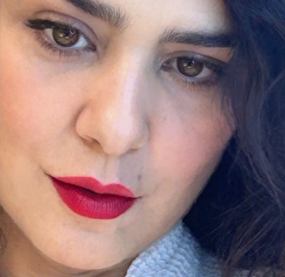 Eu vivia com casaco na cintura, blusão, me vestia sempre com roupas masculinas, andava com chapéu à noite, gostava muito de andar na rua mas tinha medo, não podia, estava sempre disfarçada”, contou Sabatella.
