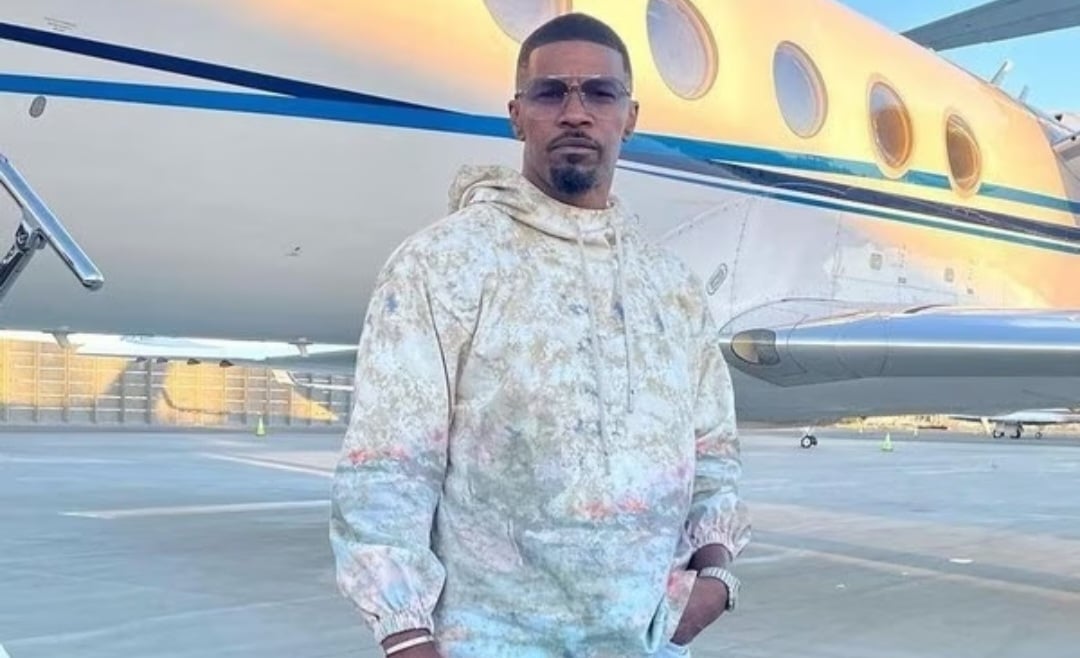  No dia 21 de abril, uma pessoa que preferiu não se identificar afirmou à People que Jamie Foxx estava fazendo exames para que os médicos conseguissem entender melhor seu estado de saúde.