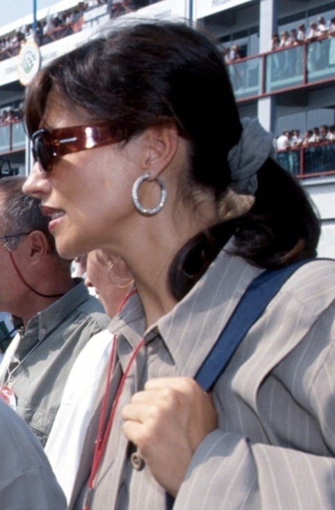 A modelo, que tem duas filhas com o ex-magnata do automobilismo, tem uma fortuna avaliada em US$ 1.2 bilhão, de acordo com o site Celebrity Net Worth.