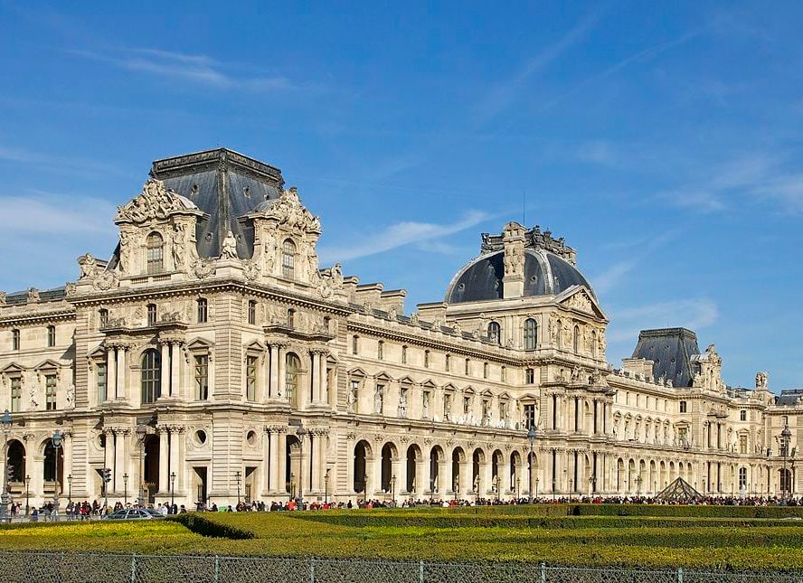 O Museu do Louvre foi fundado em 1793 e já foi o palácio real dos reis franceses, antes de se tornar um museu público. Durante a Revolução Francesa, o museu foi aberto ao público para exibir as obras confiscadas da nobreza.