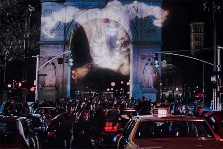 Na sequência, em 1989, o caçador de fantasmas Peter Venkman fica sabendo que seu filho está na mira de espíritos. Então,, os Caça-Fantasmas se prepararam para mais uma missão. Esse filme custou U$ 37 milhões e teve o faturamento de U$ 215 milhões.