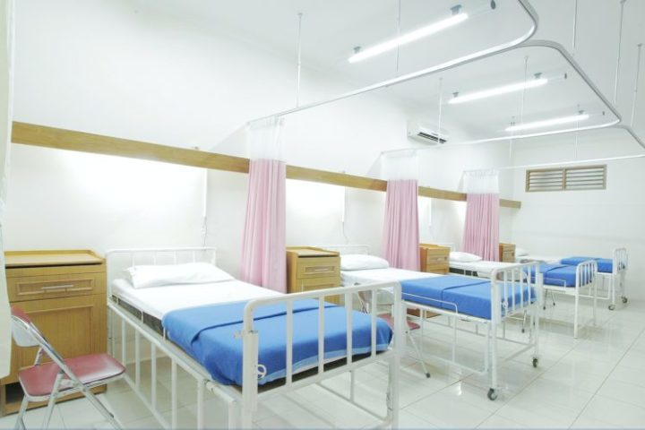 Segundo o NHS, o serviço de saúde britânico, o tratamento da síndrome deve ser feito no hospital, geralmente em uma unidade de terapia intensiva.