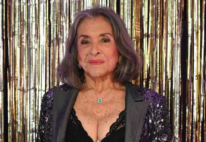 Criticada pela falta de grandes nomes nos elencos atuais de suas novelas, a Globo decidiu reagir e escalou a atriz na próxima novela das sete, Volta por Cima, que tem previsão de estreia para setembro deste ano.