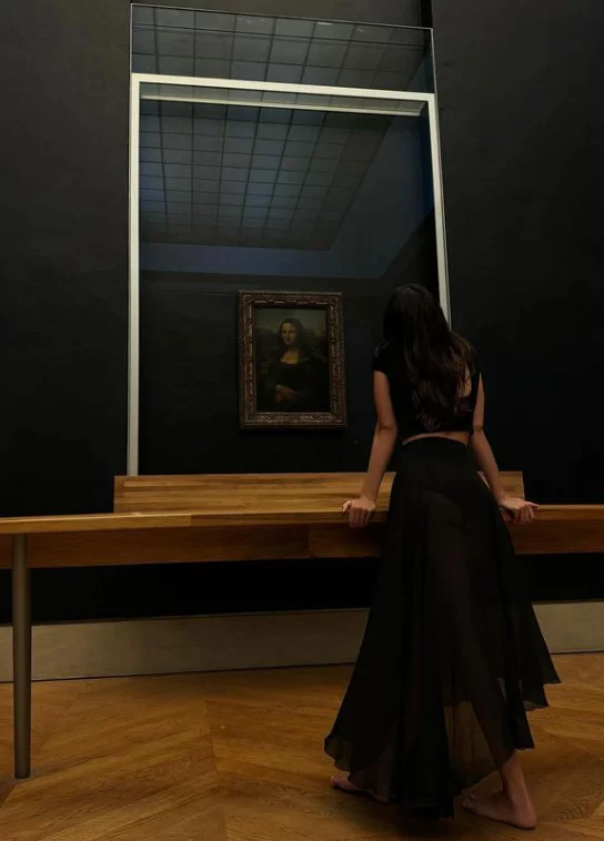 Kendall Jenner fez uma visita privada ao Museu do Louvre, em Paris. A modelo postou a mensagem 