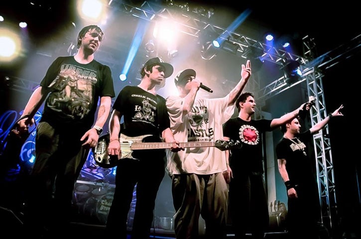 Juntos, eles convidaram outros três amigos e fundaram a Charlie Brown Jr, em 1992: Marcão Britto (guitarra), Thiago Castanho (guitarra) e Renato Pelado (bateria). Exceto Chorão, todos eram da cidade de Santos. Inicialmente, a banda se apresentava na região e na capital, mas logo explodiu nacionalmente. 