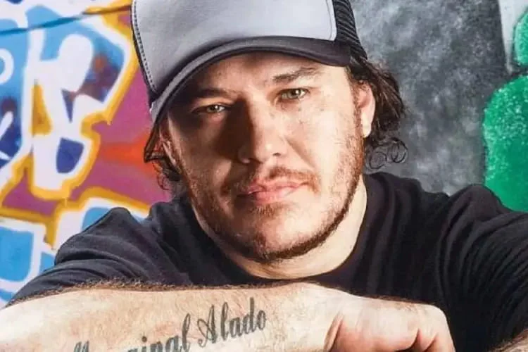 A vida do cantor e compositor Chorão vai ser tema de um filme. O longa-metragem será uma adaptação do livro “Se não eu, quem vai fazer você feliz? Minha história de amor com Chorão” escrito por Graziella Gonçalves, que foi mulher do músico, e publicado em 2018 pela Companhia das Letras. 