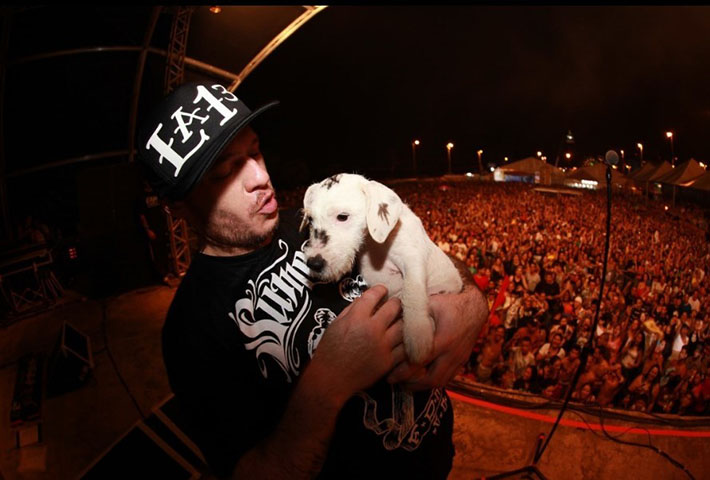 Chorão morava de aluguel, mas era comum não pagar e ser despejado. Sua vida começou a mudar aos 21 anos. Bêbado e triste por ter terminado um namoro, foi ao bar Creperie assistir a um show de uma banda chamada Matrix. Em dado momento, o vocalista saiu para ir ao banheiro. 