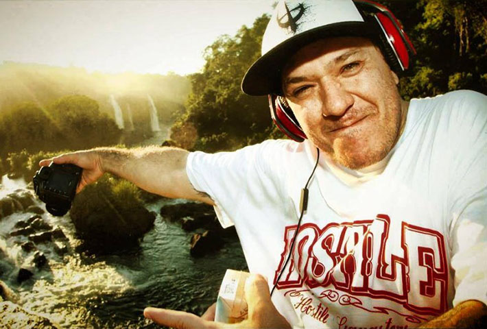 Ainda jovem, Chorão mudou-se para Santos. No início, queria uma vida sem muitas responsabilidades, mas sonhava em ter uma banda de rock para tocar em rodas de skate. Começou a trabalhar, mas não conseguiu ir longe em nenhum emprego. Foi demitido pelo próprio pai de uma corretora de imóveis. 