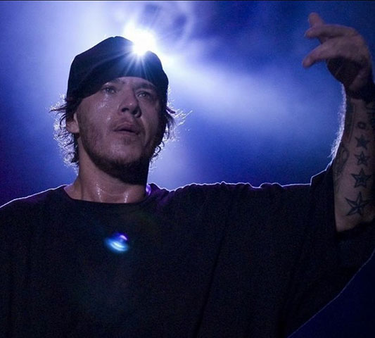  Seus amigos lhe deram o primeiro skate e, mesmo com um tênis inadequado para a prática, Chorão mandava bem. Ele chegou a ser vice-campeão paulista de skate freestyle. 