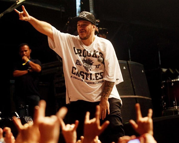 Chorão sempre teve dificuldades nos estudos, não tirava boas notas e cursou apenas até a sétima série, sempre em escolas públicas.   Ele brigava com facilidade, passava muito tempo na rua, foi apresentado às drogas e teve problemas com a polícia.