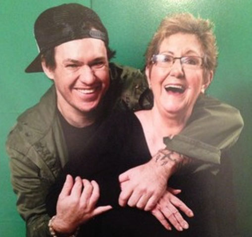 Alexandre Magno Abrão nasceu em Tremembé (SP).  Sua família não tinha muito dinheiro.  Seu pai, Geraldo, foi um pequeno empresário. Já a sua mãe trabalhava com faxina e cozinha. Seus pais se separaram quando ele tinha 11 anos. Três anos mais tarde, sua mãe, Nilda, teve um derrame e quase faleceu.