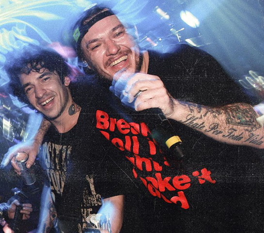 Ele foi convidado por outro cliente do bar a fazer um teste para ser vocalista da banda Whats Up, que estava sendo formada. Foi aprovado, mas não ficou muito tempo. Por outro lado, fez amizade com o baixista Champignon, que tinha apenas 12 anos. 