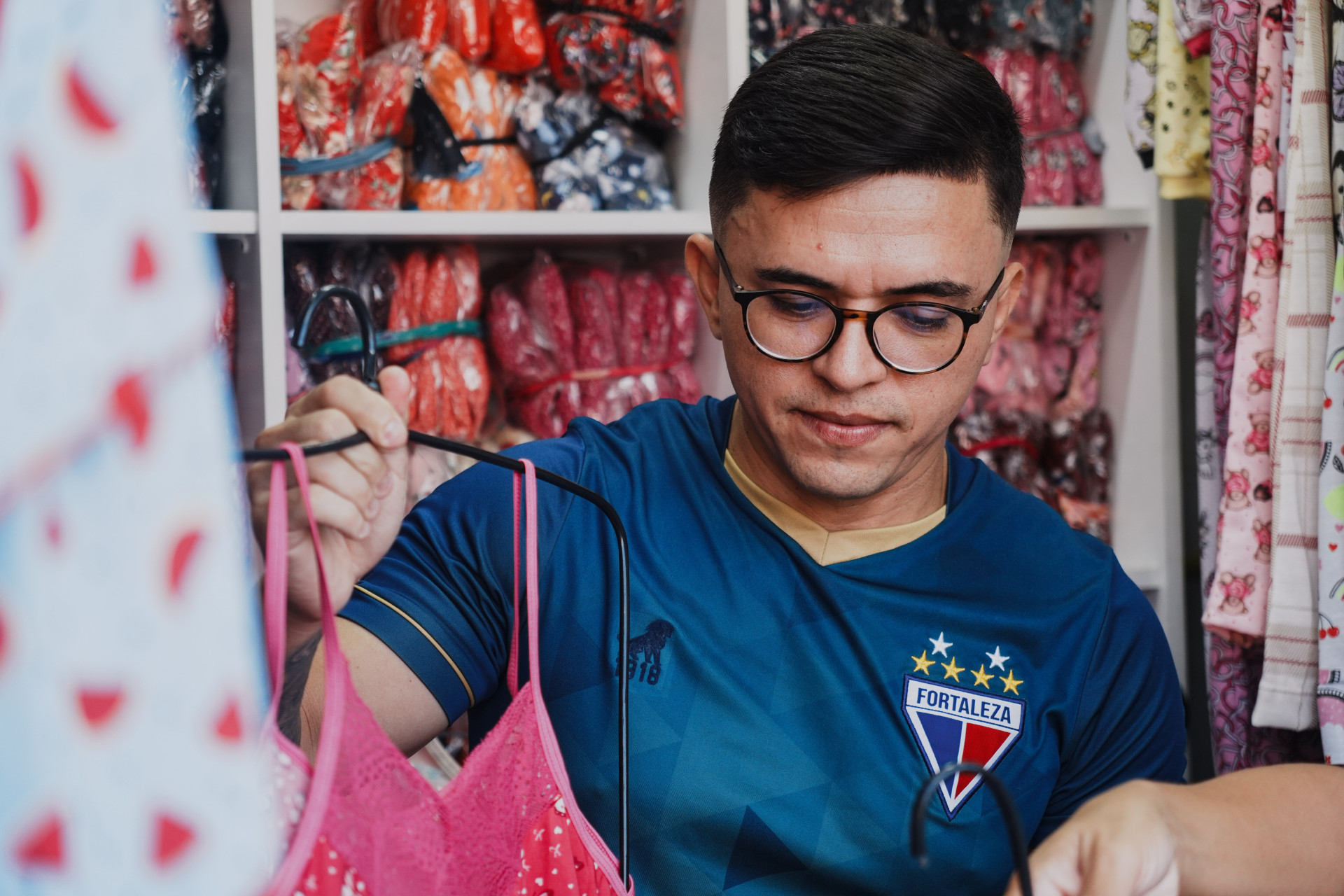 FORTALEZA, CEAR&Aacute;, 19-07-2024: "El Gato" da torcida, Paulo Tomaz, &eacute; conhecido por suas apari&ccedil;&otilde;es em jogos do time Fortaleza. (Foto: Fernanda Barros / O Povo)