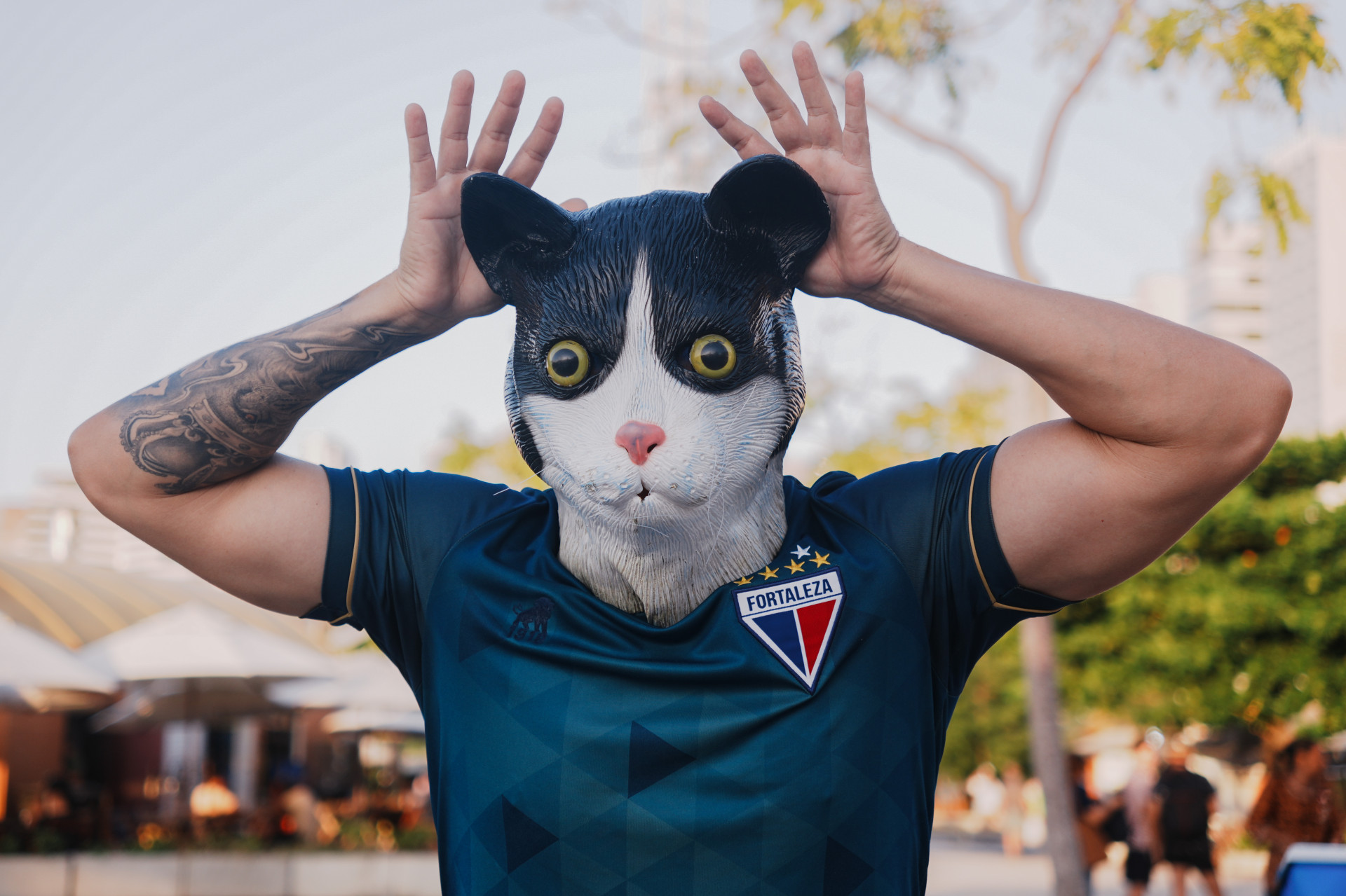 FORTALEZA, CEAR&Aacute;, 19-07-2024: "El Gato" da torcida, Paulo Tomaz, &eacute; conhecido por suas apari&ccedil;&otilde;es em jogos do time Fortaleza. (Foto: Fernanda Barros / O Povo)