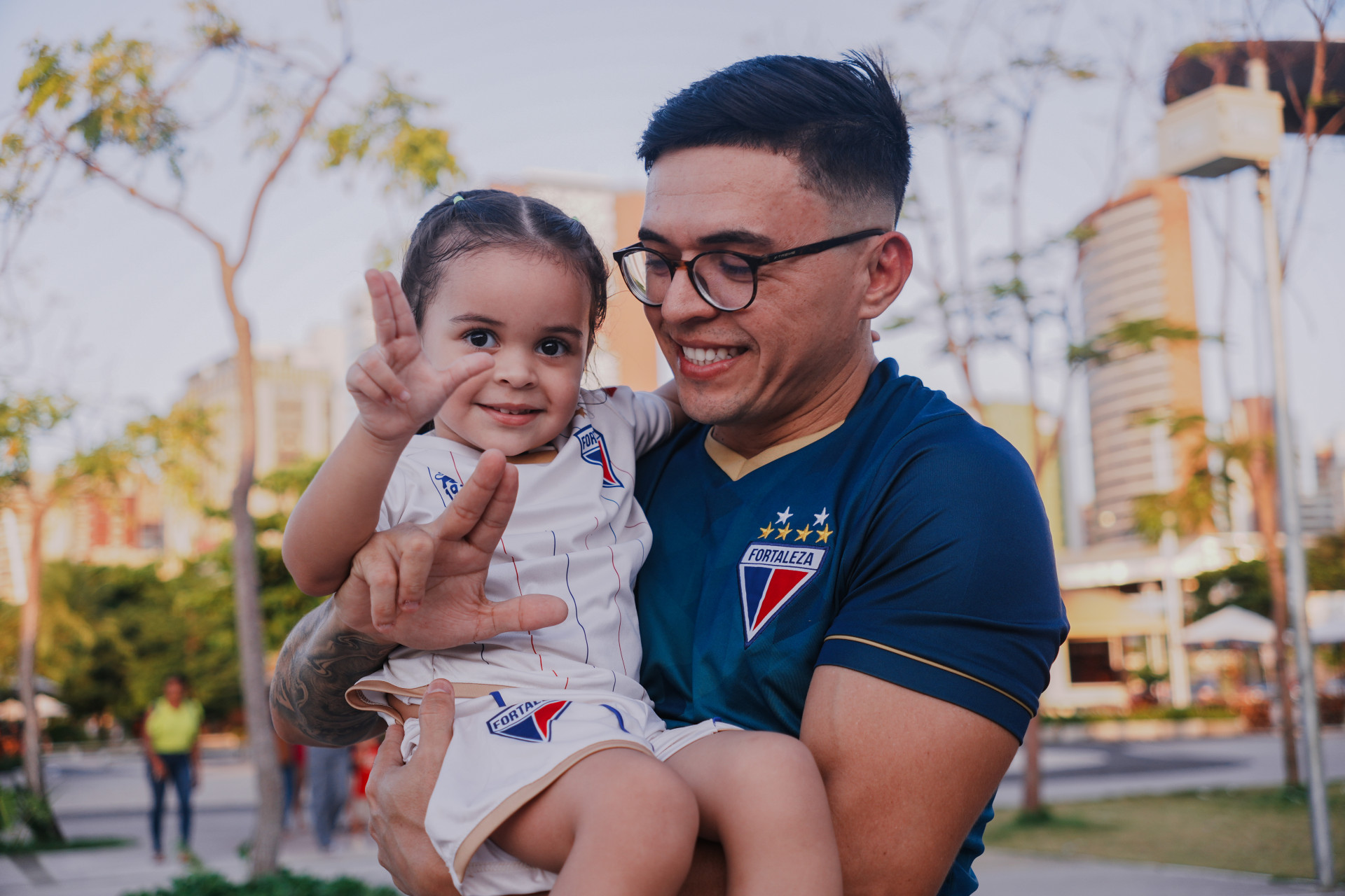 FORTALEZA, CEAR&Aacute;, 19-07-2024: "El Gato" da torcida, Paulo Tomaz, &eacute; conhecido por suas apari&ccedil;&otilde;es em jogos do time Fortaleza. (Foto: Fernanda Barros / O Povo)