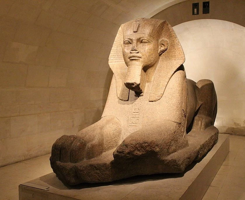 Com milhares de objetos em exposição, o Museu do Louvre inclui artefatos da Mesopotâmia. E também obras do Egito antigo, como a famosa Esfinge de Tanis (cabeça de um rei do Antigo Egito e corpo de leão). A escultura foi originalmente encontrada no templo de Amun, em Tanis.