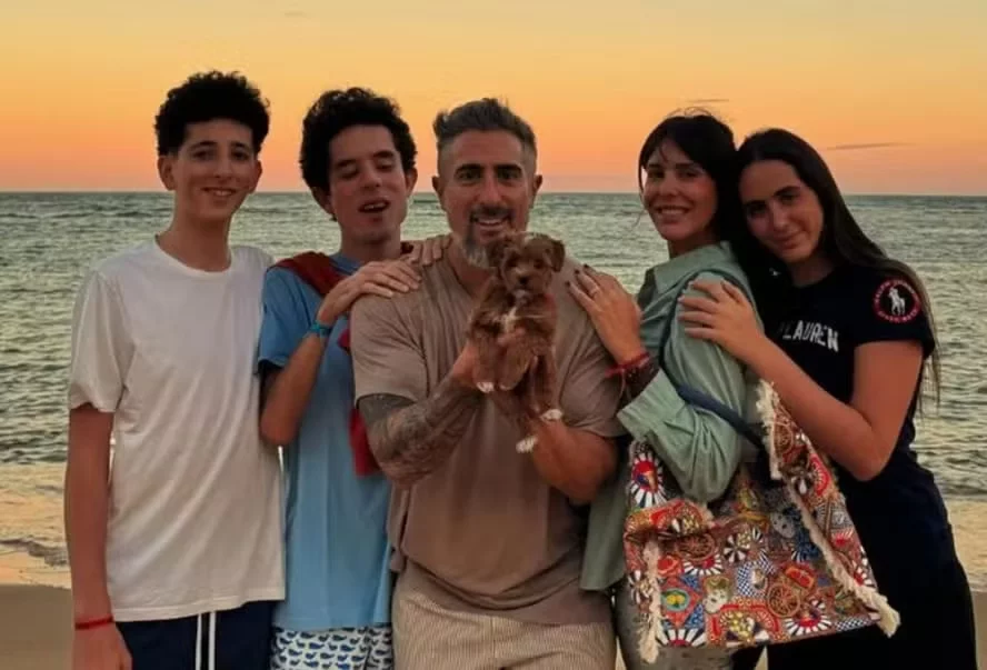 O apresentador Marcos Mion, de 45 anos, celebrou o início das férias ao postar novas fotos ao lado da família. Com isso, o artista estava em uma praia nos Estados Unidos acompanhado de sua esposa, Suzana Gullo, dos três filhos (Romeo, de 19 anos, Donatella, de 15, e Stefano, 14) e também da nova cachorrinha, Pituka.