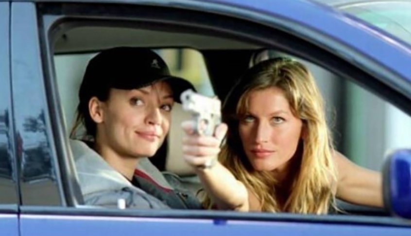 Gisele Bündchen - Sua fama não é como atriz, mas incluímos aqui porque é muito prestigiada mundialmente como supermodelo.  Ela atuou nos filmes hollywoodianos Taxi (foto - 2004) e O Diabo Veste Prada (2006). Gisele é certamente a personalidade brasileira mais famosa desta lista no exterior. 