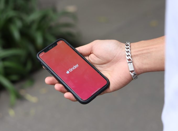 Vários aplicativos costumam ter a opção de denúncia na própria plataforma. No Tinder, por exemplo, essa opção fica abaixo da bio dos usuários. Informe se tratar de um perfil falso/spam.