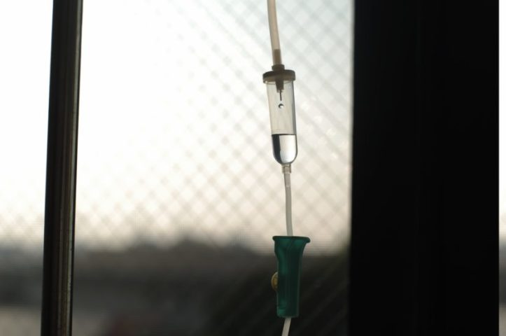 Outra medidas que pode aliviar os sintomas é a administração de fluidos por via intravenosa para prevenir desidratação.