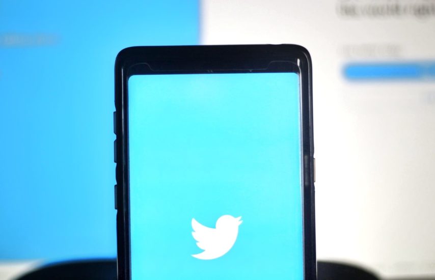 No caso do Twitter, vá no perfil da pessoa, acesse os três pontos no canto superior direito e clique em denunciar @.