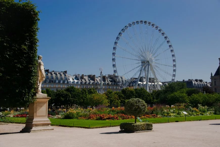 O Museu do Louvre também possui um extenso jardim, conhecido como Jardins de Tuileries, que é um lugar popular para caminhadas e piqueniques.