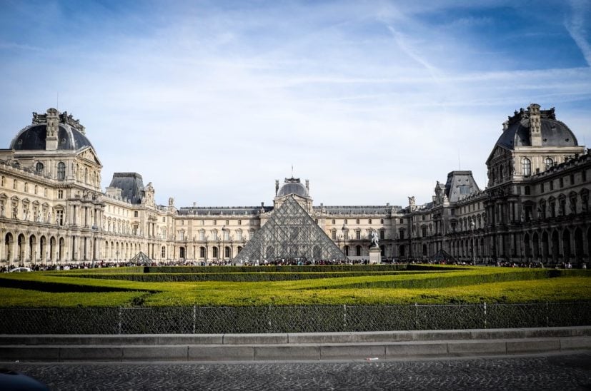 O Louvre é uma das instituições mais renomadas do planeta. É o maior museu do mundo, com 244 mil m² de piso no palácio central, 72.735 m² de espaços expositivos, mais de 400 cômodos e 35 mil obras de arte.  Além da Mona Lisa, tem pinturas e esculturas que estão entre as mais importantes da arte mundial. 