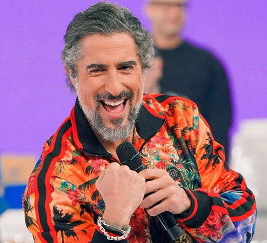 Em agosto de 2021, o apresentador assinou contrato com a TV Globo e Multishow. Ele foi cotado pela TV Globo para conduzir e encerrar o programa Caldeirão até o final de 2021, cumprindo o plano comercial.