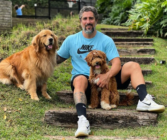 Em 1994, o irmão mais velho de Mion, Marcelo, faleceu ao cair do vão livre do MASP, quando celebrava a aprovação no vestibular de medicina da USP. O episódio deixou Mion, que tinha apenas 14 anos, em depressão. Sua mãe é a psicóloga Carmen Chaib Mion, enquanto seu pai é o professor da USP, Décio Mion Júnior.