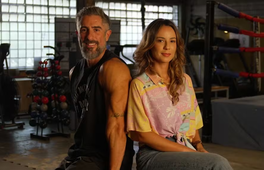 No longa, dirigido por José Alvarenga, Mion interpreta Max, um campeão de MMA. Enquanto se recupera de uma lesão no ombro, ele descobre ser pai de um menino autista de 8 anos. O filme é uma ideia original de Marcos Mion, com roteiro dele e de Paulo Cursino. A estreia está prevista para 16 de janeiro de 2025 nos cinemas.