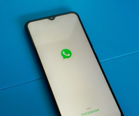 Caso desconfie de clonagem no WhatsApp, envie um e-mail para support@whatsapp.com e, no campo “assunto”, escreva Perdido/roubado: desative a minha conta. Na mensagem, coloque somente seu número de telefone, incluindo o código do país (+55) seguido do DDD (Ex. +5511999998888).
