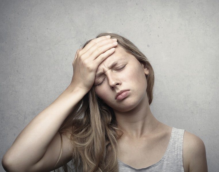 Os sintomas iniciais podem ser semelhantes aos da gripe e incluem febre, dor de garganta, dor muscular e fadiga.