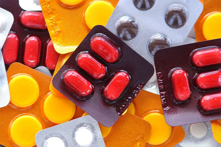 Os medicamentos mais comumente associados à SSJ incluem alguns antibióticos, anticonvulsivantes, medicamentos anti-inflamatórios não esteroides (AINEs) e antirretrovirais usados no tratamento do HIV.