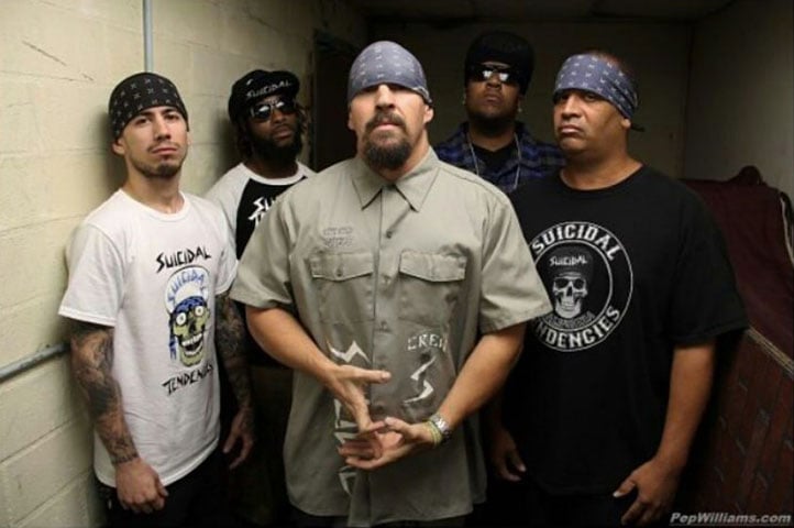Chorão então subiu no palco e falou algo como Agora é comigo  e pediu para os músicos tocarem War Inside My Head, da banda Suicidal Tendencies. Mesmo sem falar inglês, ele arranhou alguma coisa, mas encantou o público e os artistas. 