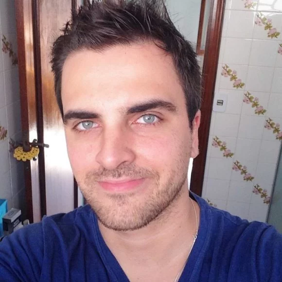 Um caso recente mostrado pelo FLIPAR chamou bastante a atenção.  O usuário Victor Coelho ficou apavorado quando achou nem um nem dois, mas mais de 100 perfis falsos com sua foto de perfil!