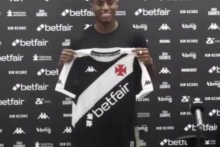 Atacante colombiano deu primeira entrevista coletiva como jogador do clube e citou nomes de jogadores brasileiros em sua família