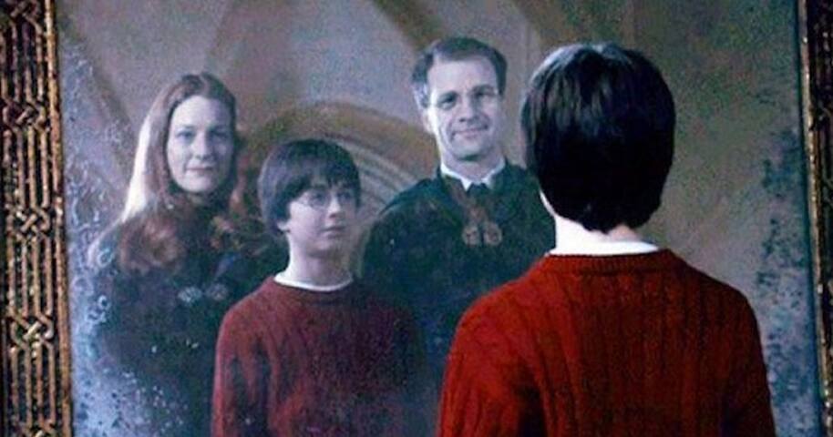 Cena memorável: Harry vê seus pais no espelho de Ojesed - Ver os pais que nunca conheceu e que faleceram de forma trágica e com o objetivo de salvar a vida do filho. Essa descrição já define como Harry deve ter se sentido ao ver Lilian e Tiago Potter no espelho de Ojesed no primeiro filme. 