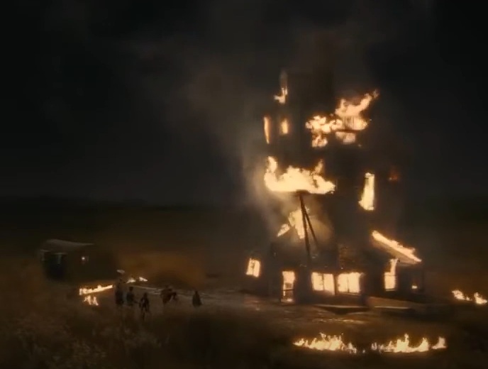 Cena memorável: Casa dos Weasley pegando fogo - A família Weasley sempre foi pobre e sofrida. Por isso, ver o desespero deles ao ver a  casa deles pegando fogo e se desmoronando causou comoção a boa parte do público que assistiu a essa cena. 