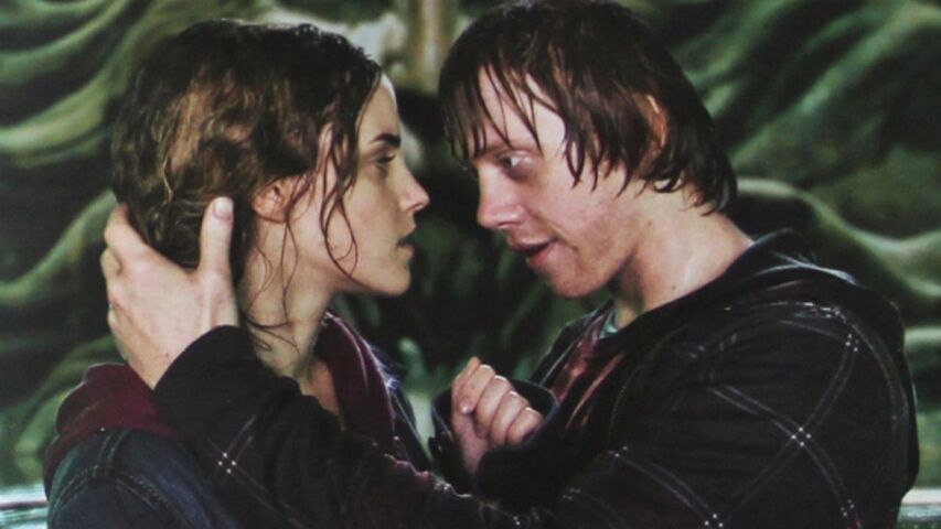 Cena memorável: Beijo de Rony e Hermione - Os fãs mais românticos de Harry Potter esperaram ( e muito) que os dois se beijassem, porém a espera valeu a pena. A cena consegue transmitir todo o nervosismo e desejo dos dois amigos que por tantos anos ficaram no quase e nas indiretas.